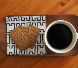 コーヒー　お菓子を添えて