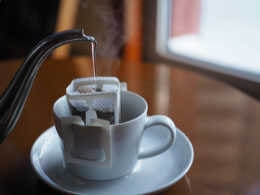 窓際の席で、ドリップバッグコーヒーを淹れるードリップ