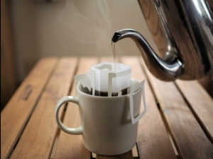 ドリップバッグにお湯を注ぐ