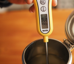 温度計でお湯の温度を計る