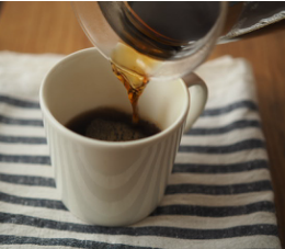 コーヒーの抽出　カップに注ぐ