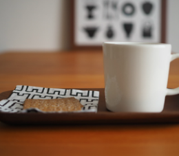 コーヒーカップと焼き菓子